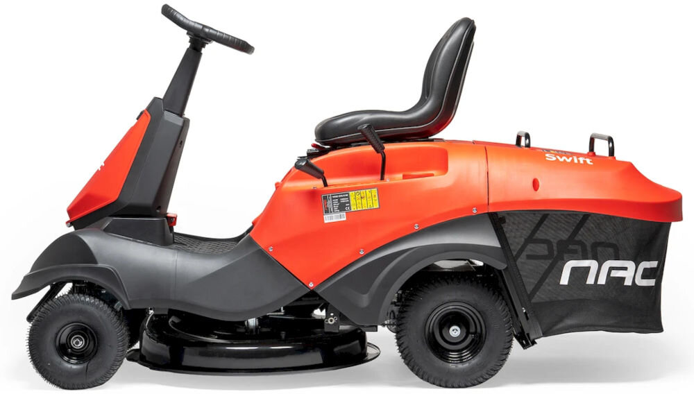 Na obrazie widoczny jest czerwono-czarny traktor ogrodowy z siedzeniem i kierownicą. Na boku znajduje się napis \'NAC\'.
