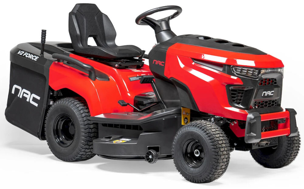 Czerwony traktor ogrodowy z czarnym siedzeniem i kierownicą, oznaczony logo NAC. Na boku widoczny napis \'V2 FORCE\'.