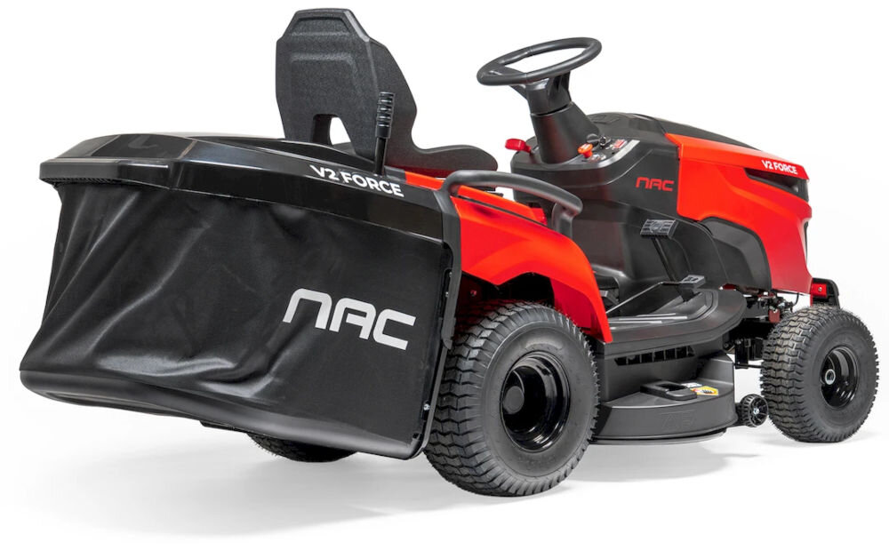 Czerwono-czarny traktor ogrodowy z logo NAC na boku i napisem V2 FORCE na koszu. Posiada duże koła i wygodne siedzenie.