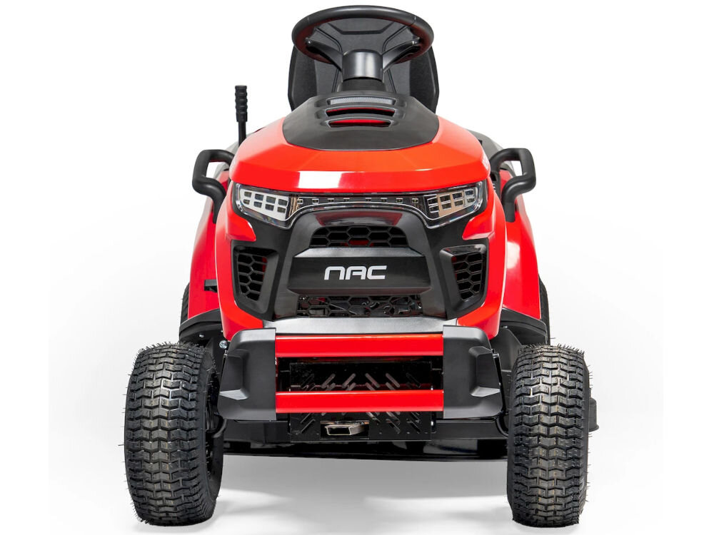 Czerwony traktor ogrodowy z widocznym logo \'NAC\' na przodzie, posiada duże opony i kierownicę. Przód traktora ma nowoczesny design z kratkami wentylacyjnymi.