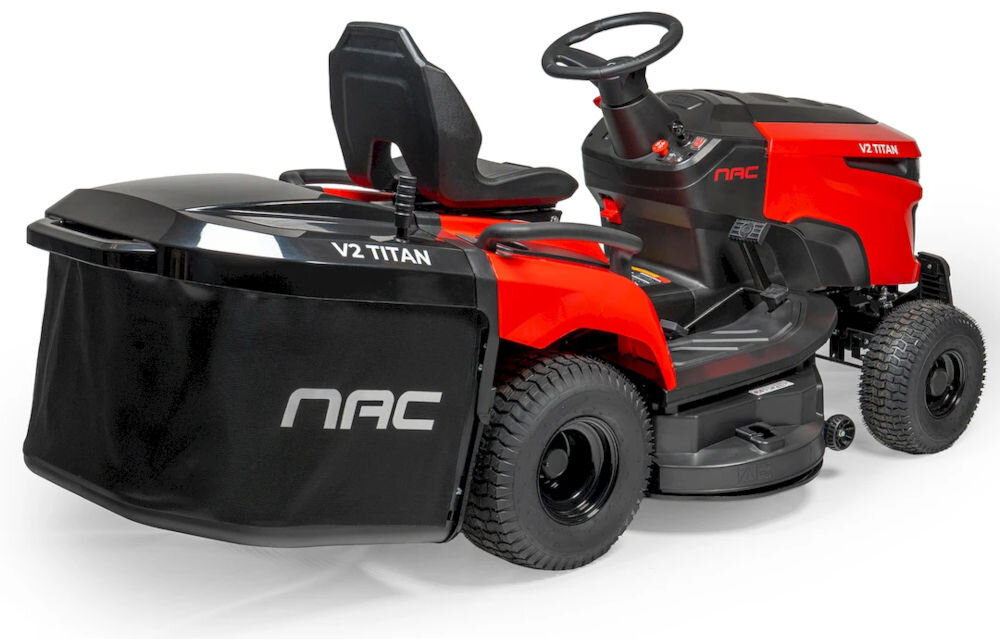 Czerwono-czarny traktor ogrodowy z napisem \'NAC\' na boku i \'V2 TITAN\' na tylnej części. Posiada duże koła i siedzenie z kierownicą.