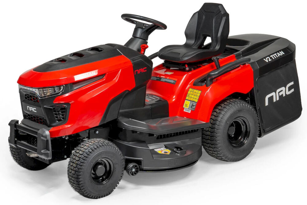 Czerwony traktor ogrodowy z czarnym siedzeniem i dużymi kołami, oznaczony logo \'NAC\' oraz napisem \'V2 TITAN\'.