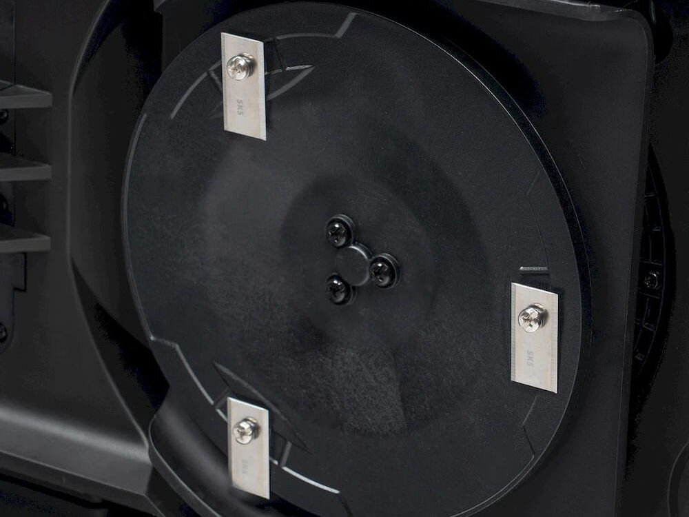 Robot koszący NAC N1000-AI Sterowanie Bluetooth/Wi-Fi/GSM Bez przewodu ograniczającego 1000m2, noże, ostrza, regulacja, koszenie, Spód robota koszącego z widoczną tarczą i ostrzami.