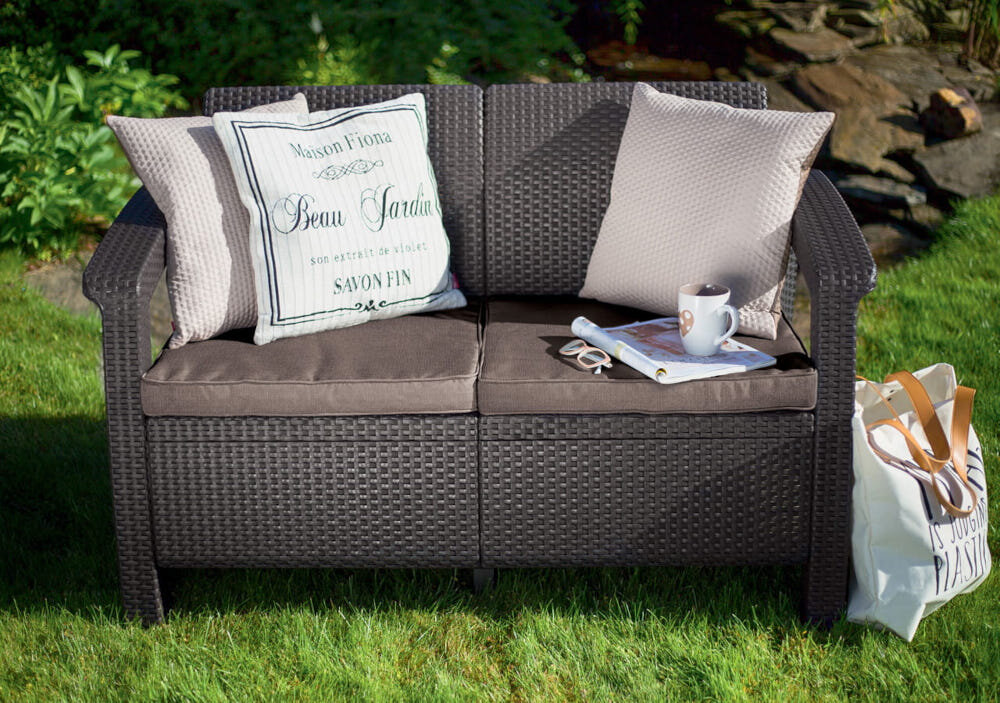 Sofa ogrodowa KETER Corfu Love Seat 2 osobowa Cappuccino stelaż wysoka odporność na skrajne warunki atmosferyczne zabezpieczyć poduszki przed wilgocią i opadami kompatybilność z innymi elementami kolekcji CUREVER Corfu Love Seat dowolnie komponować