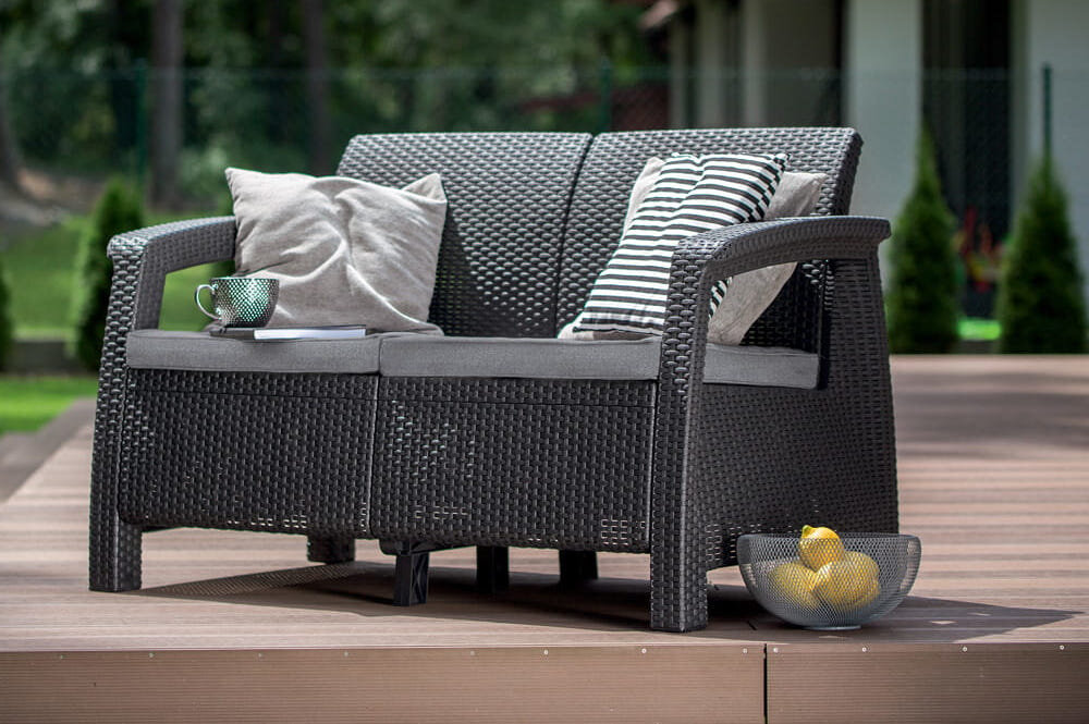 Sofa ogrodowa KETER Corfu Love Seat 2 osobowa Cappuccino stelaż z najwyższej jakości tworzyw sztucznych imituje naturalny splot rattanowy technorattan system JUST CLICK AND G montaż na zatrzaski nie wymaga narzędzi