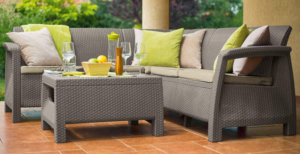 Narożnik ogrodowy KETER Corfu Relax Set Brąz-taupe poduszki na siedziskach wygodne łatwe utrzymanie w czystości pokrowce poduszek można prać w pralce stelaż łagodne środki myjące miękkie ściereczki