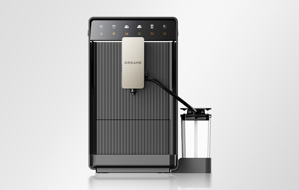 Ekspres do kawy w kolorze szarym z logo \'DREAME\' na przednim panelu. Obok znajduje się przezroczysty pojemnik na wodę.