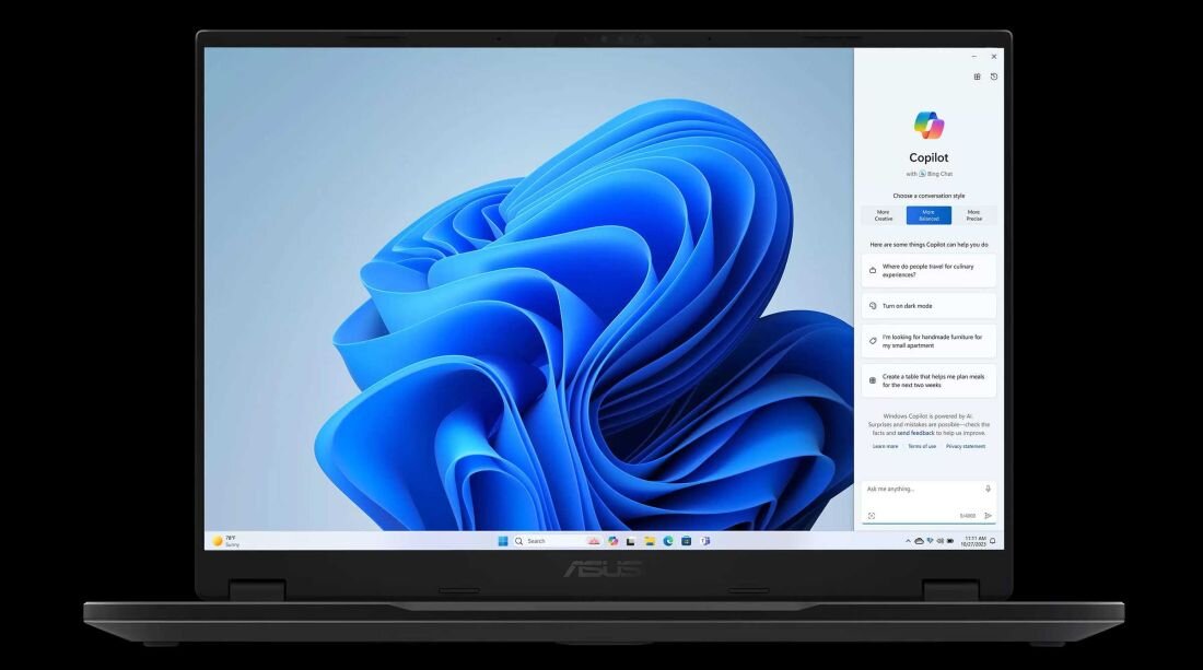 Laptop ASUS TUF Gaming z wyświetlaczem prezentującym system Windows 11 i aplikację Copilot, widok z przodu na ekran o cienkich ramkach. - Funkcja Copilot w Windows 11 