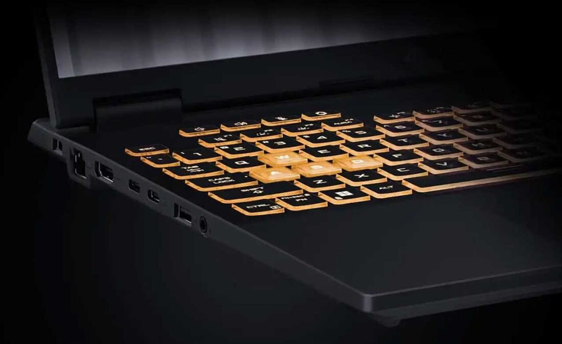 Podświetlana klawiatura RGB laptopa ASUS TUF Gaming z wyróżnionymi klawiszami WASD, widok z góry na sprzęt gamingowy. - Klawiatura TUF Gaming, Overstroke