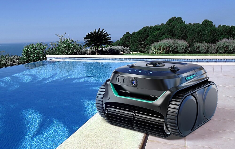 Robot do czyszczenia basenów WYBOT C2 Pro Vision, Czarny robot sprzątający stojący na krawędzi odkrytego basenu z widokiem na morze, czysty, basen, wygoda, robot