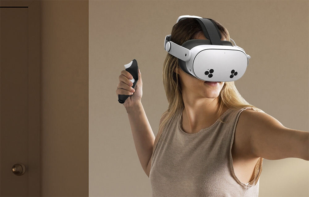 Pasek odciążający BOBOVR E3 PRO do Meta Quest 3/3s + bateria
			prezentacja paska podczas korzystania przez kobietę z założonymi goglami VR w pokoju szybki montaż dokładne dopasowanie stabilność