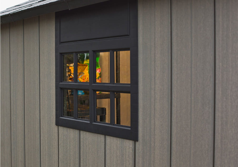 Domek narzędziowy KETER Oakland 759 Szaro-antracytowy wkomponowane okna w boczne ściany świetliki dachowe dwuskrzydłowe drzwi