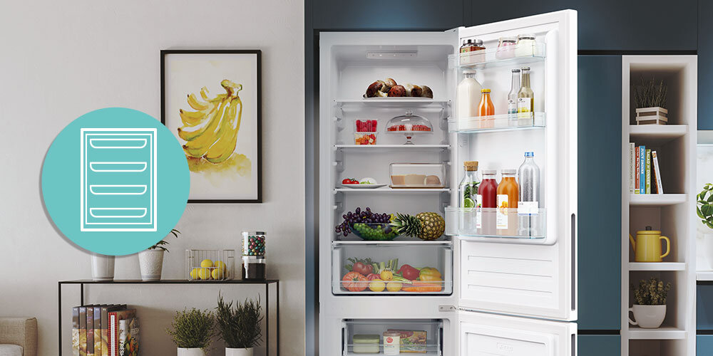 LODÓWKA CANDY CCT3L517EW wizualizacja chłodziarka otwarta półki wnętrze produkty dekoracje półki w salonie Cztery półki w chłodziarce wygodne przechowywanie