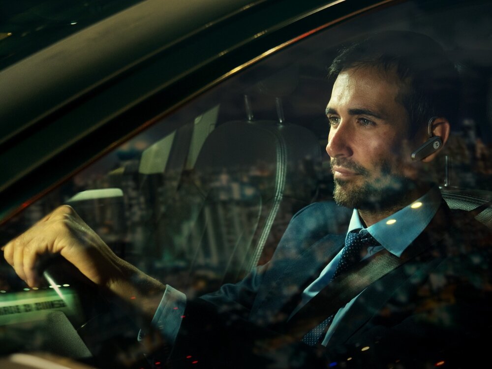 Słuchawka bluetooth MOTOROLA HK126 Mono
                mężczyzna ze słuchawką w uchu podczas jazdy samochodem