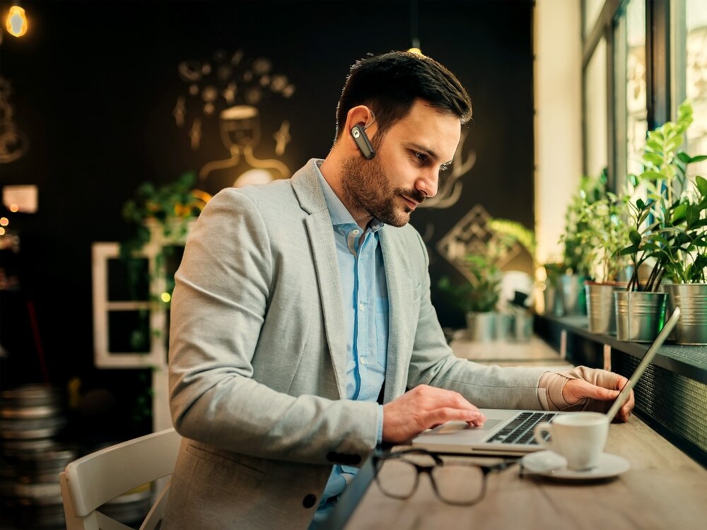 Słuchawka bluetooth MOTOROLA HK126 Mono
                mężczyzna ze słuchawką w uchu w kawiarni hk126 prowadzenie rozmów 8 godzin akumulator litowo-polimerowy złącze usb-c tryb czuwania do 60 godzin