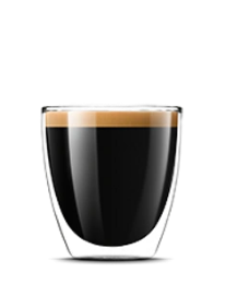 Szklanka z czarną kawą, na której powierzchni znajduje się cienka warstwa pianki.