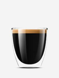 Szklanka z czarną kawą, na której powierzchni znajduje się warstwa pianki. Szklanka jest przezroczysta i ma podwójne ścianki.
