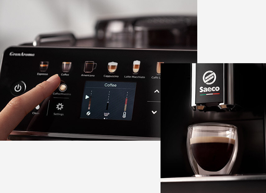 Na zdjęciu widoczny jest panel dotykowy ekspresu do kawy z ikonami różnych napojów, takich jak Espresso, Coffee, Americano, Cappuccino, Latte Macchiato i Caffe Latte. Obok znajduje się filiżanka z kawą pod wylewką ekspresu z logo \'Saeco\'.