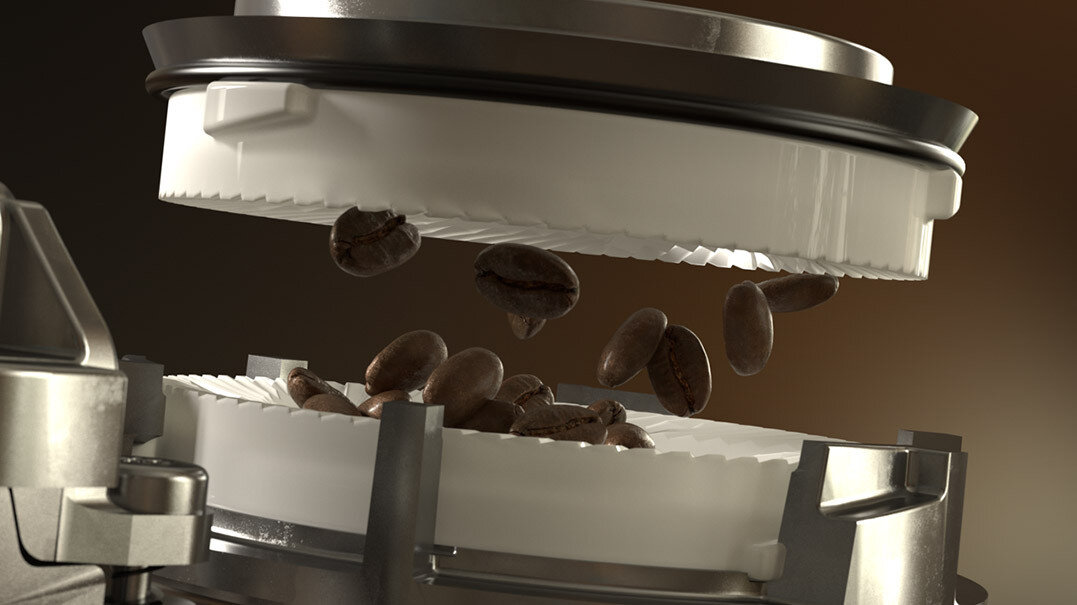 Obraz przedstawia zbliżenie na mechanizm młynka do kawy z unoszącymi się ziarnami kawy. Widoczne są metalowe i plastikowe elementy urządzenia.