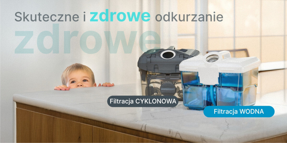 Na blacie znajdują się dwa pojemniki od odkurzacza, jeden z napisem \'Filtracja CYKLONOWA\', drugi \'Filtracja WODNA\'. W tle widoczny jest napis \'Skuteczne i zdrowe odkurzanie\'.
