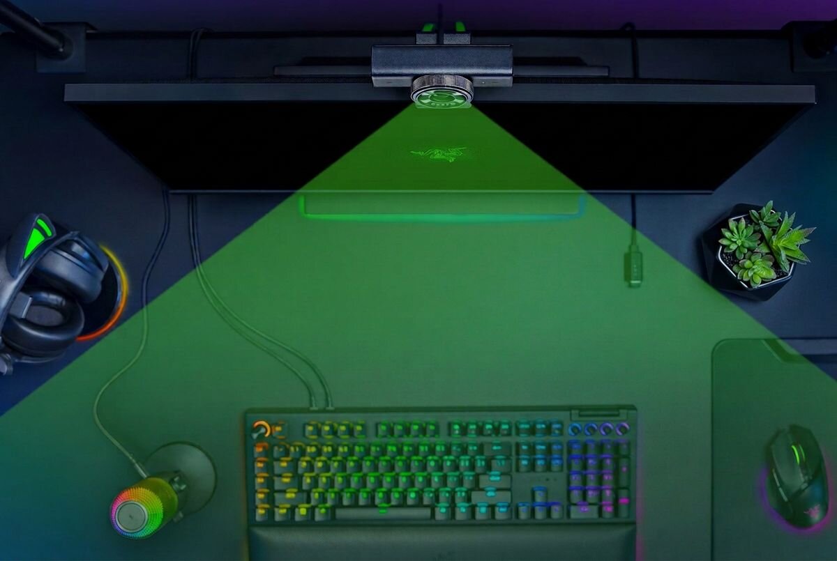 RAZER Kiyo V2 X Szerokokątny obiektyw streamingu, prezentowania stanowiska oraz tworzenia treści szerokie ujęcie otoczenia - Widok z góry na stanowisko komputerowe z zaznaczonym polem widzenia obiektywu kamery.