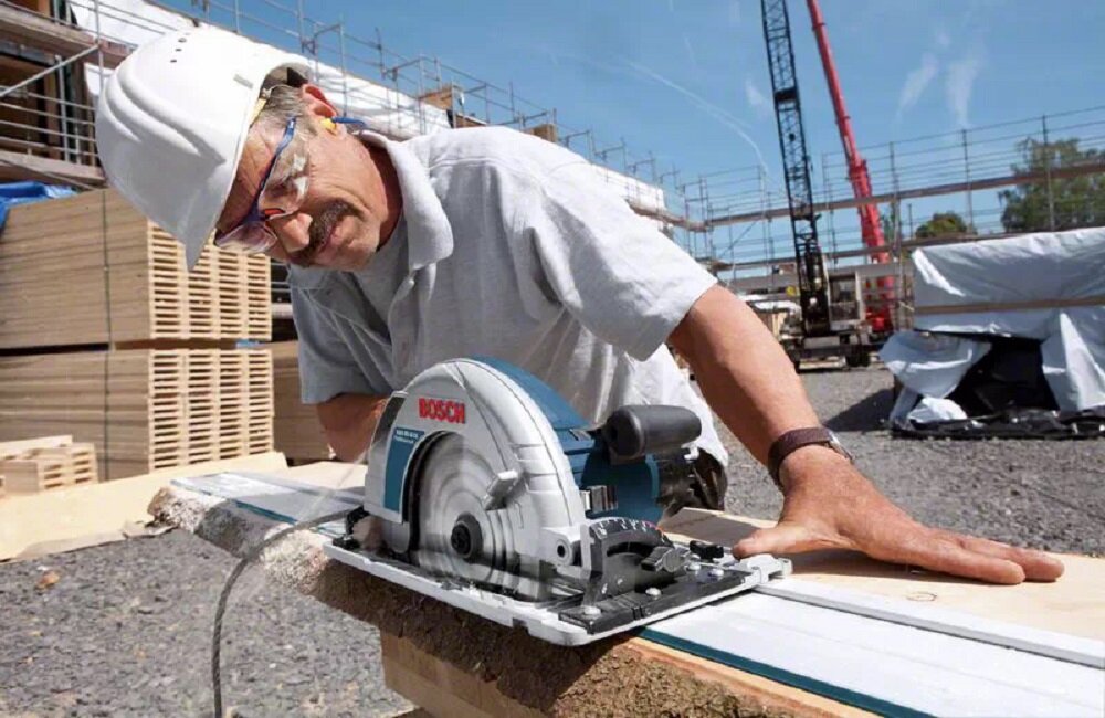 Pilarka tarczowa BOSCH GKS 85G Możliwość cięcia pod kątem z szyną prowadzącą moc waga