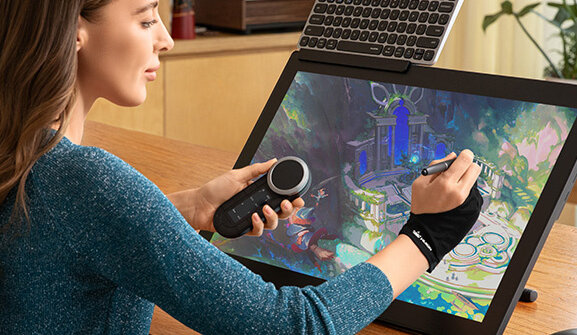 Kobieta rysująca na tablecie HUION Kamvas Pro 24 Gen 3.