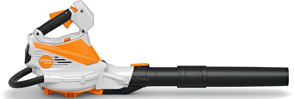 Na obrazie widoczna jest dmuchawa do liści w kolorach pomarańczowym, białym i czarnym z logo \'STIHL\'.