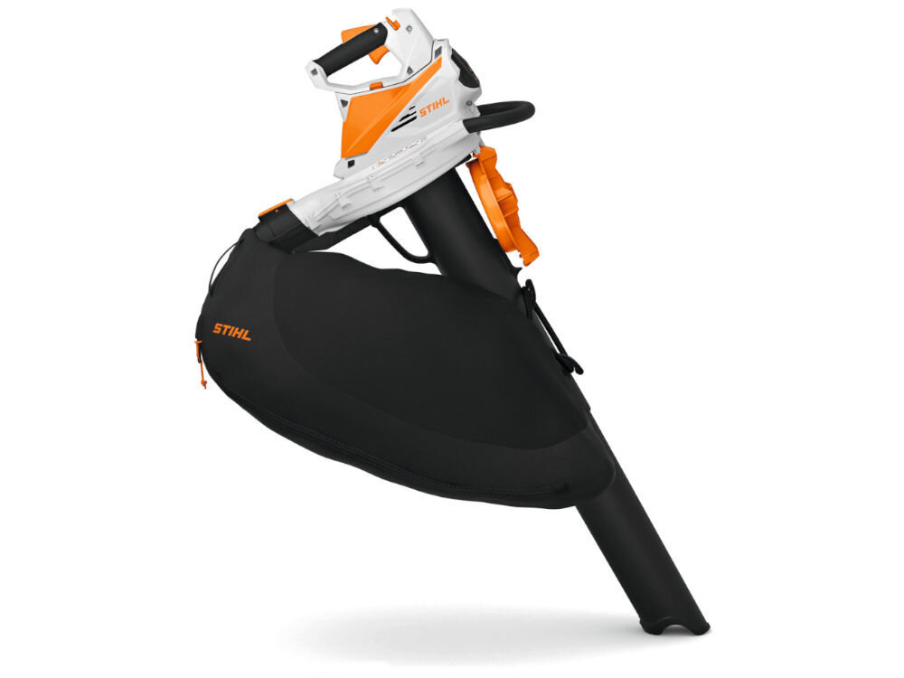 Na obrazie widoczna jest dmuchawa do liści z akumulatorem, w kolorach białym, pomarańczowym i czarnym, z widocznym logo \'STIHL\' na czarnej torbie. Urządzenie ma ergonomiczny uchwyt i długi czarny wylot powietrza.