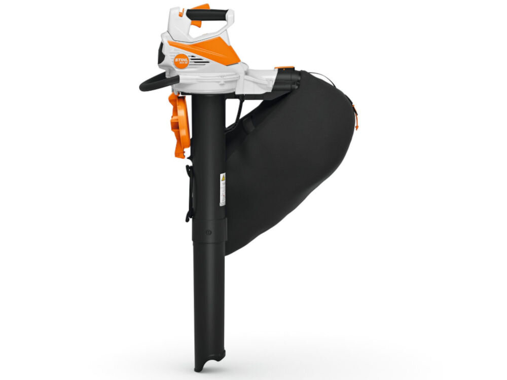 Na obrazie widoczna jest dmuchawa do liści w kolorach białym, pomarańczowym i czarnym, z dużym czarnym workiem. Na urządzeniu znajduje się logo \'STIHL\'.