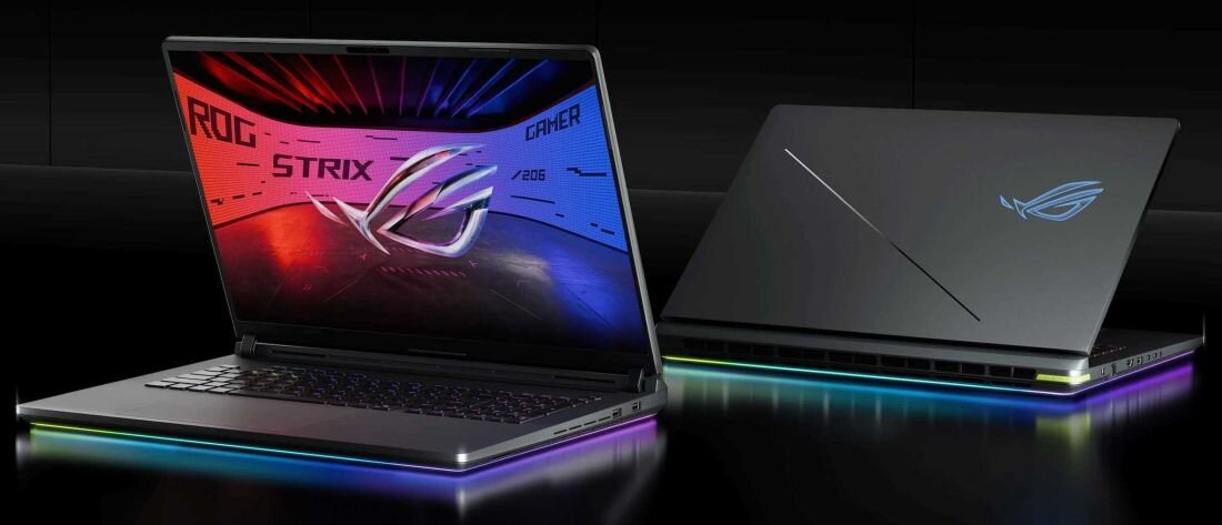 Na obrazie widoczne są dwa laptopy z podświetleniem RGB. Na ekranie jednego z nich widnieje tekst: \'ROG STRIX GAMER\'.