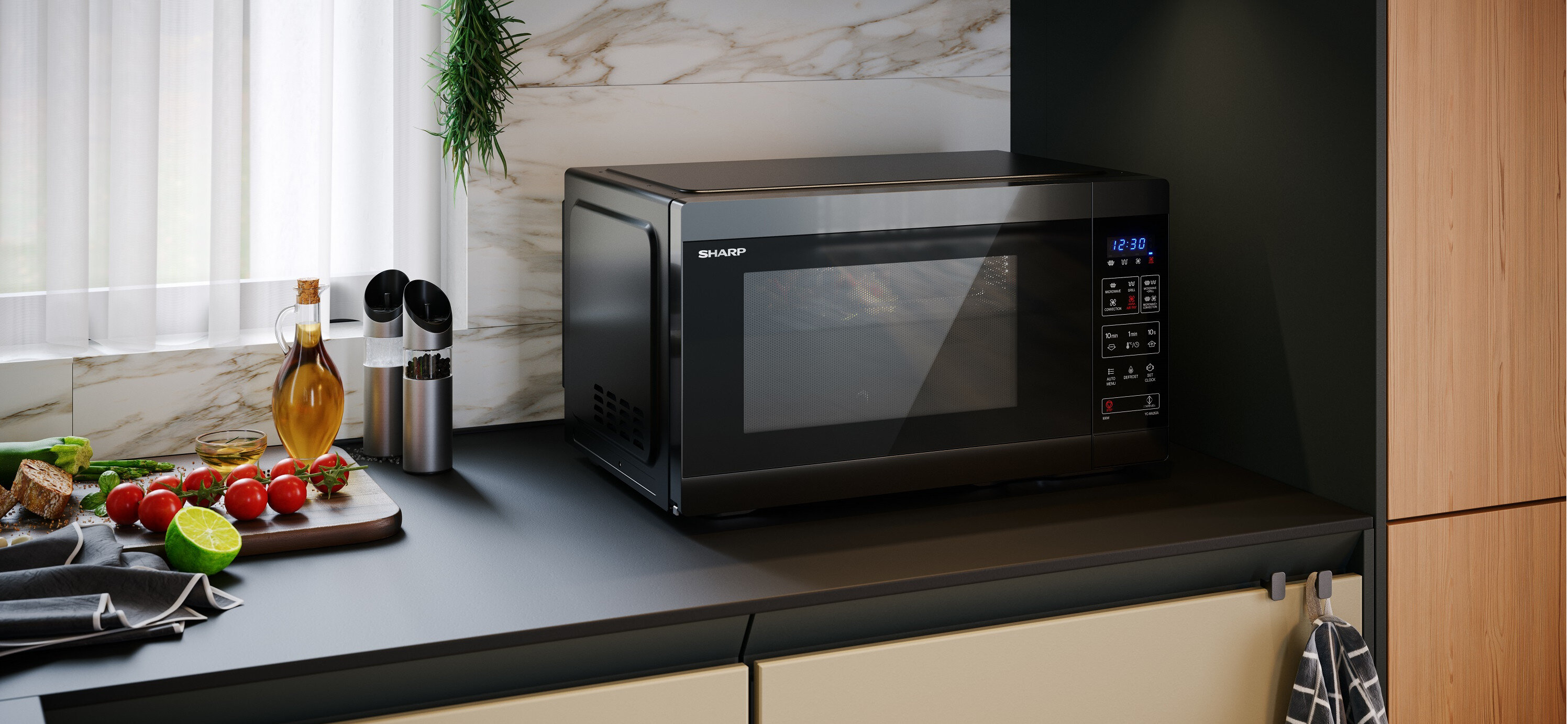 KUCHNIA MIKROFALOWA Z AIRFRY SHARP YC-MA262AE-B Zdjęcie przedstawia czarną kuchenkę mikrofalową z panelem sterowania po prawej stronie, ustawioną na ciemnym blacie w kuchni z marmurowym backsplash’em. Zdjęcie przedstawia także deskę z warzywami, oliwą i pieczywem po lewej stronie oraz wiszącą roślinę i jasną zasłonę w tle kuchenka mikrofalowa 4 w 1 mikrofalówka air fry grill konwekcja frytkownica beztłuszczowa 11 poziomów mocy programy automatyczne sterowanie cyfrowe czarna kompaktowa zdrowe gotowanie urządzenie wielofunkcyjne