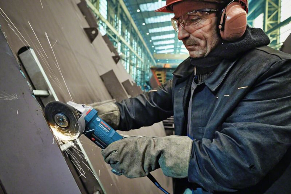 Szlifierka kątowa BOSCH GWS 1400 Professional osłona tarczy zabezpieczenie przed obracaniem się wytrzymuje pęknięcie tarczy stałe tempo pracy system Constant Electronic