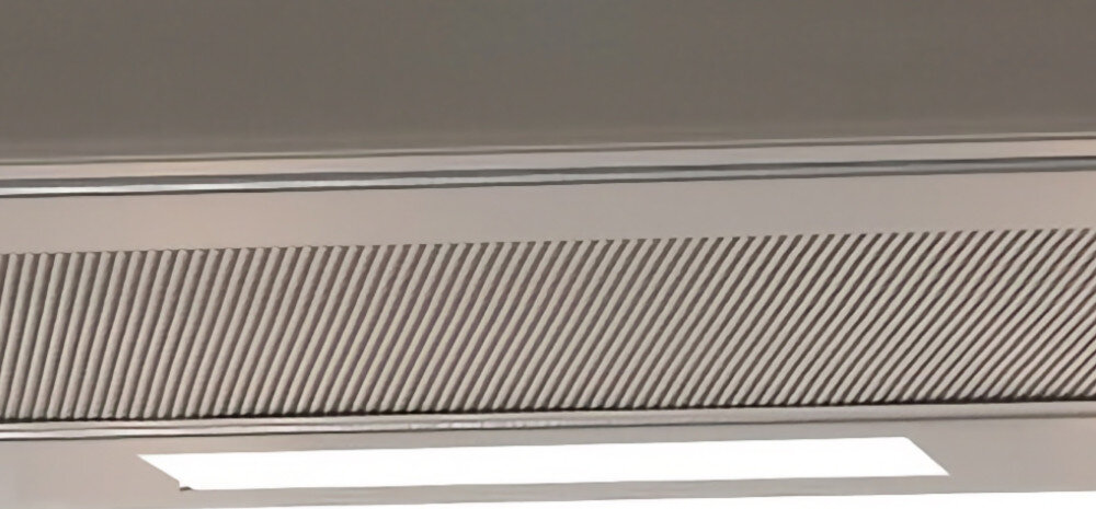 OKAP AKPO WK-7 Light Glass Eco 60 Na zdjęciu widać czarny okap sufitowy marki akpo z wąskim szczelinowym wlotem powietrza. Pod spodem znajduje się podłużne oświetlenie LED, które doświetla strefę gotowania LED równomierne oświetlenie energooszczędne jasne widoczność