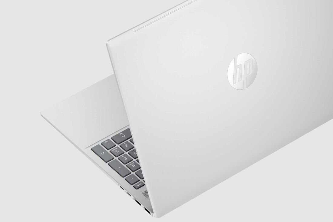 Laptop HP Pavilion 16 w srebrnej obudowie z zamkniętą pokrywą i widocznym logo HP na środku, widok z góry na smukłą konstrukcję, częściowo widoczna klawiatura, na białym tle. - Bezpieczeństwo HP Security, TPM  