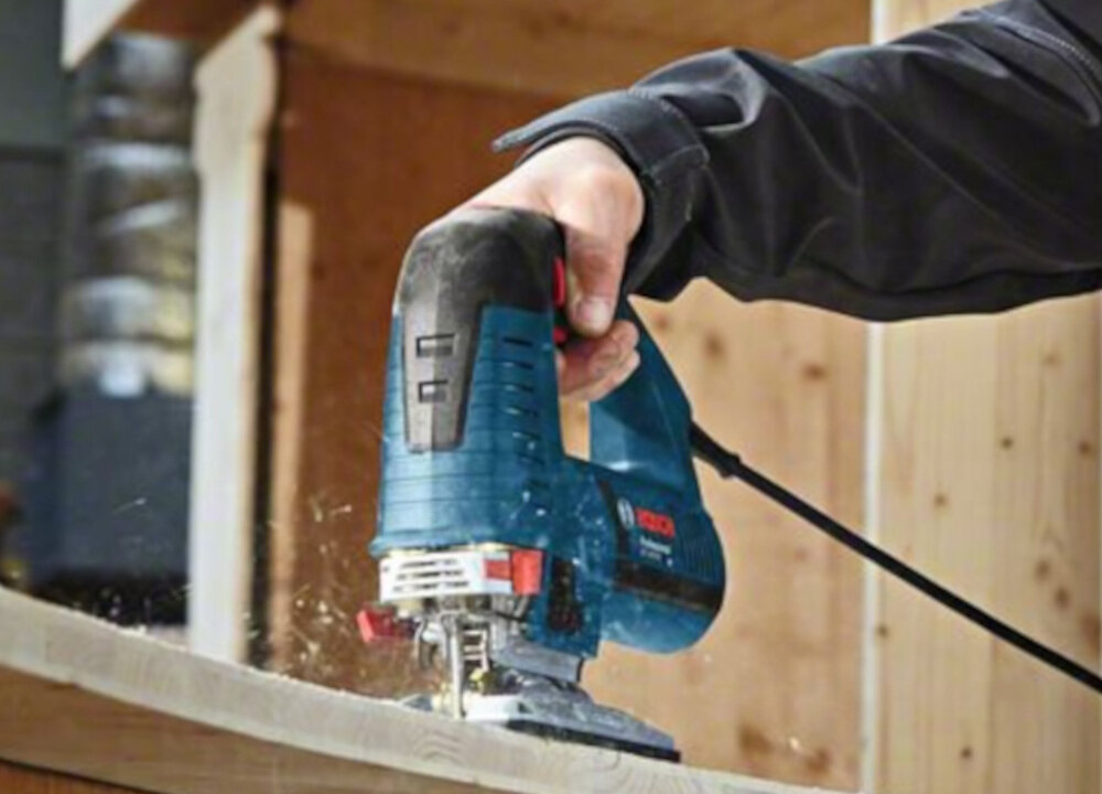Wyrzynarka BOSCH GST 160 BCE Professional silnik o mocy 800 W maksymalna prędkość skokowa do 3000 skok/min zwarta lekka konstrukcja z wąskim obwodem rękojeści niski środek ciężkości