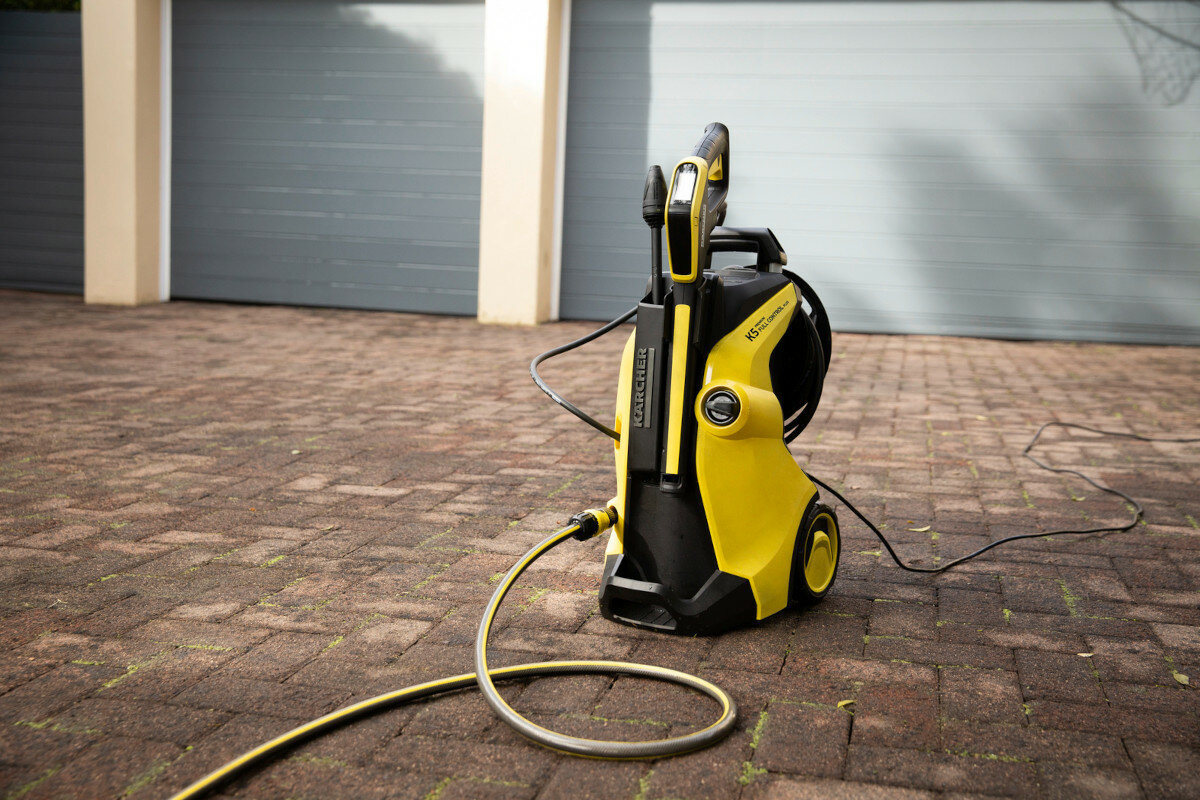 Myjka ciśnieniowa KARCHER K5 Home 1.180-637.0 uchwyt na akcesroia
