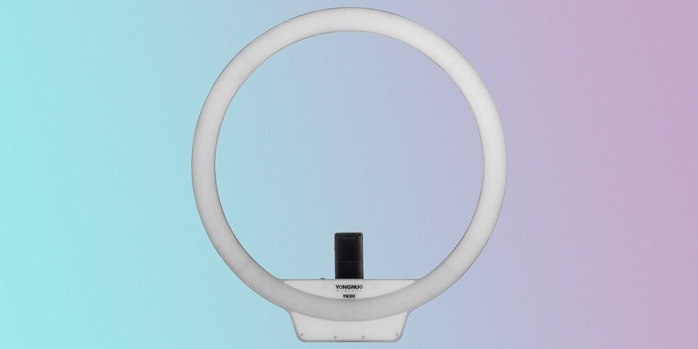 Lampa pierścieniowa LED Yongnuo YN308 widziana od strony panleu LED z zamontowanym pilotem