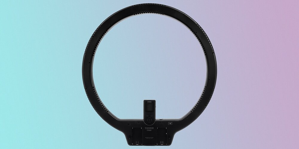 Lampa pierścieniowa LED Yongnuo YN308 od strony panleu sterowania z zamontowanym pilotem; widoczne porty akumulatorów oraz włącznik