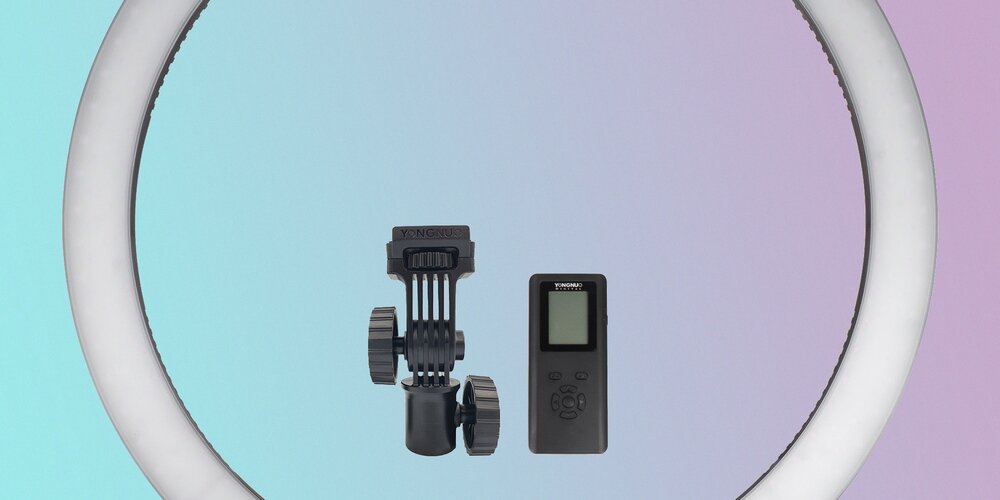Lampa pierścieniowa LED Yongnuo YN308 od strony panelu LED oraz mocowanie przegubowe i pilot