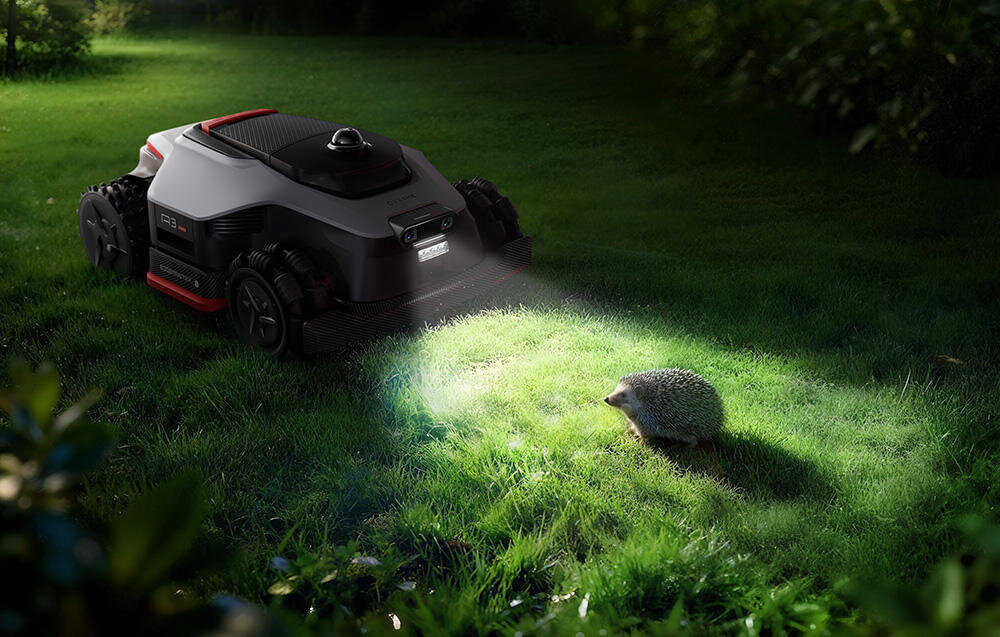 Robot koszący DREAME A3 AWD Pro 5000 noc trawnik robot kosi trawę oświetla sobie drogę jeż oświetlenie ułatwiające pracę po zmroku i poprawiające rozpoznawanie przeszkód funkcja patrolowania posesji zdalny podgląd obrazu na żywo