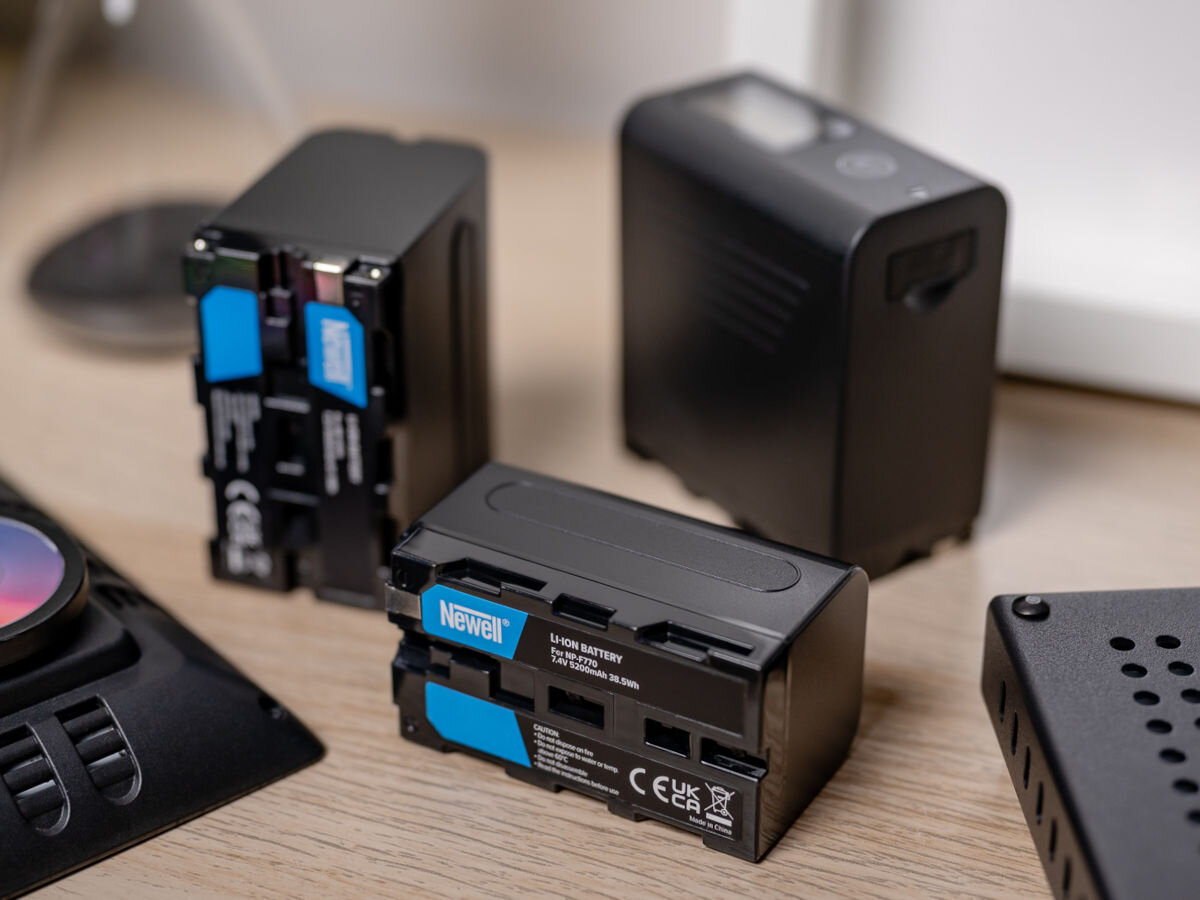 Akumulator NEWELL 8600 mAh do Sony NP-F960/NP-F970, litowo jonowe, ogniwo, Mah, ładowanie, Akumulator Newell zamiennik NP-F970 do Sony w otoczeniu sprzętu elektronicznego