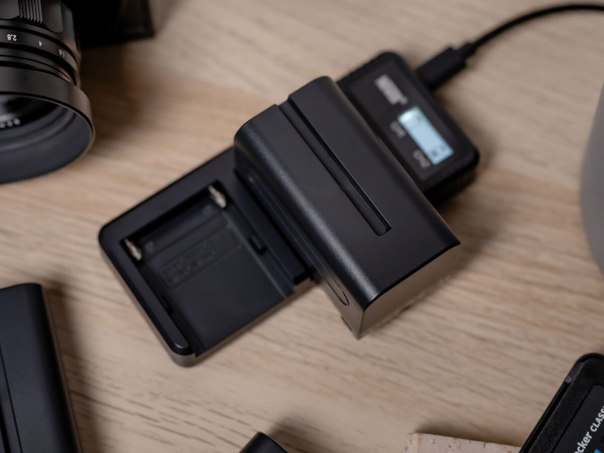 Akumulator NEWELL 8600 mAh do Sony NP-F960/NP-F970, odwzorowuje, sony, zamiennik, Kompatybilny, Akumulator Newell zamiennik NP-F970 do Sony podczas ładowania