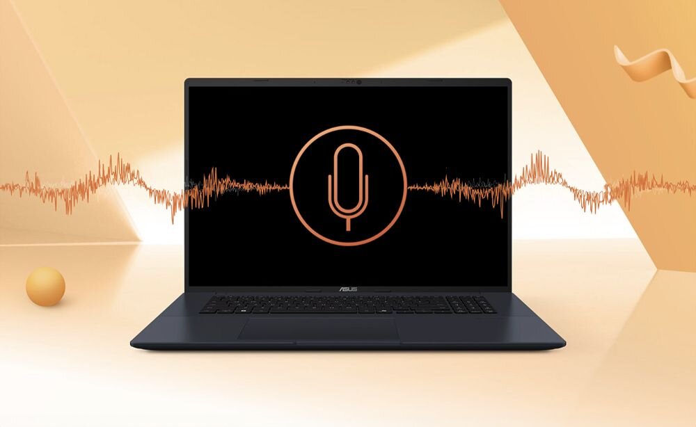 Laptop z ikoną mikrofonu na ekranie prezentuje wizualizację redukcji szumów na pomarańczowym tle studyjnym – sprzętowe filtrowanie dźwięku otoczenia bez obciążania CPU