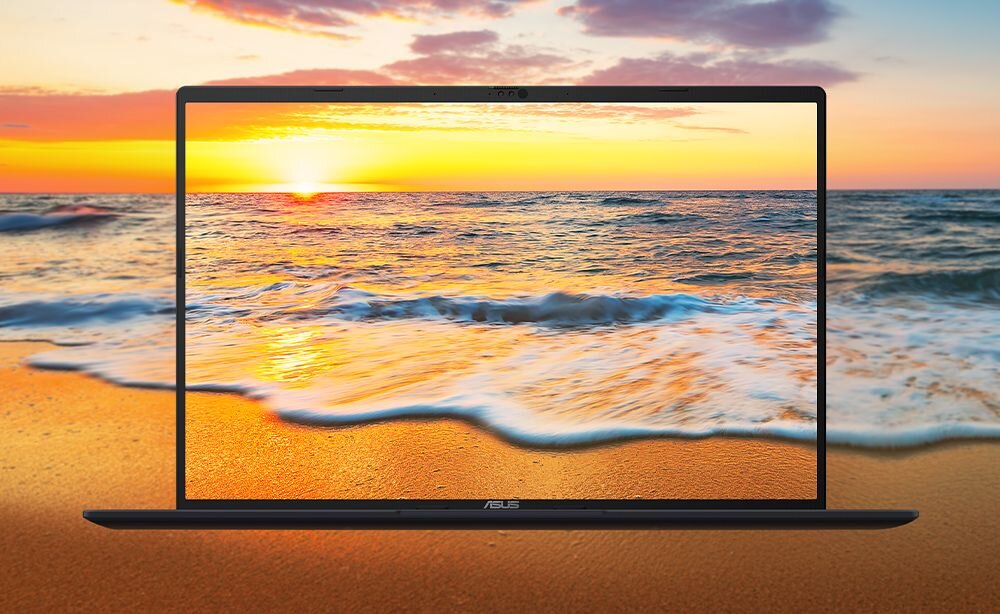 Laptop ASUS Vivobook przedstawiony na tle plaży wyświetla realistyczną scenę zachodu słońca na ekranie IPS FHD – panel 16:10 144 Hz z mniejszym zmęczeniem oczu