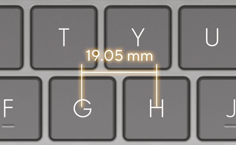 Zbliżenie klawiatury laptopa ASUS VivoBook pokazuje odstęp klawiszy 19,05 mm między literami na szarym tle - Klawiatura ErgoSense z numpadem 
