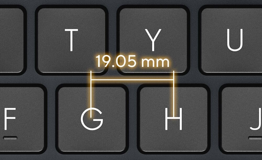 Zbliżenie na klawiaturę z klawiszami T, Y, G, H, F, J. Pomiędzy klawiszami G i H widoczny jest napis \'19.05 mm\'.