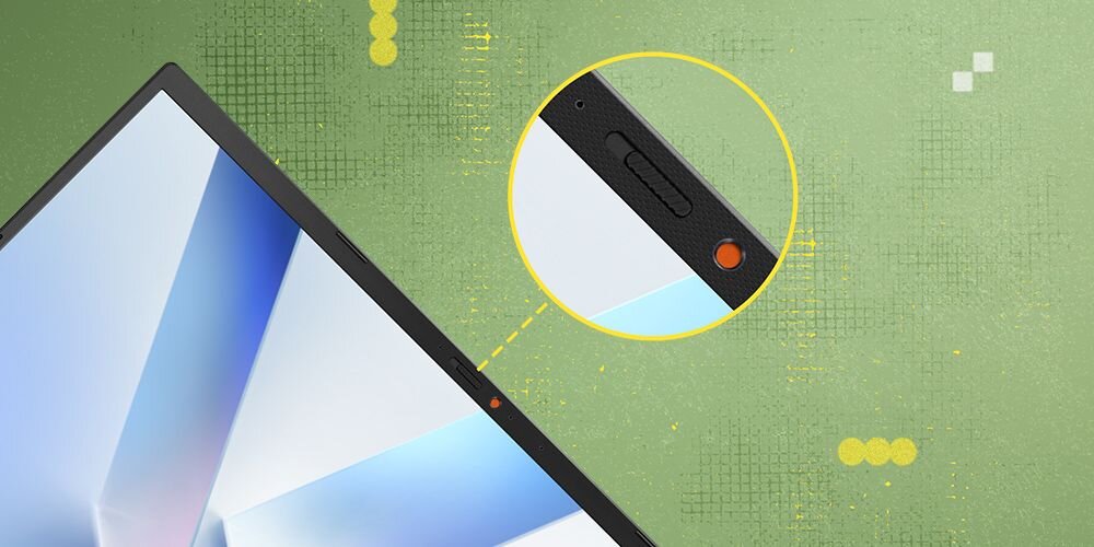 Obraz przedstawia zbliżenie na górną część ekranu laptopa z widoczną kamerą i przesłoną prywatności. Tło jest zielone z geometrycznymi wzorami.