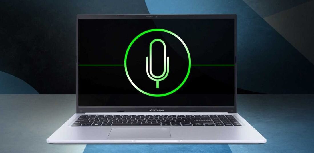 Laptop ASUS Vivobook z wyświetlaczem pokazującym ikonę mikrofonu w zielonym okręgu na czarnym tle. Na dolnej ramce ekranu widoczny jest napis \'ASUS Vivobook\'.