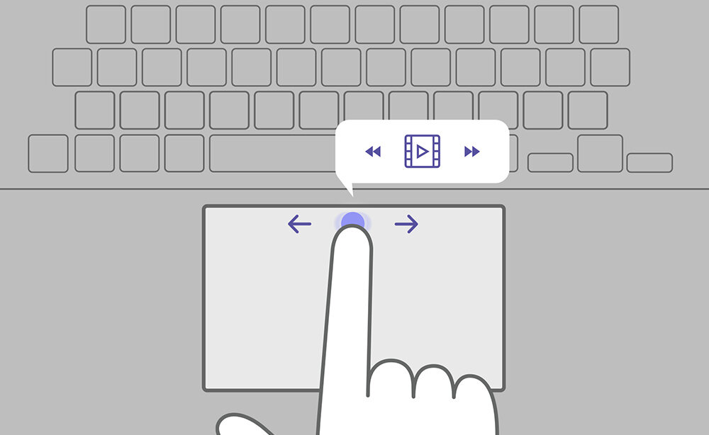 Ilustracja przedstawia klawiaturę i touchpad laptopa z ikoną odtwarzania multimediów nad touchpadem. Na touchpadzie widoczna jest strzałka w lewo i w prawo, a palec wskazuje na środek touchpada.